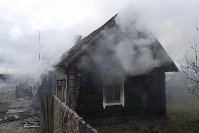 В Мозырском районе огонь уничтожил веранду и часть кровли жилого дома